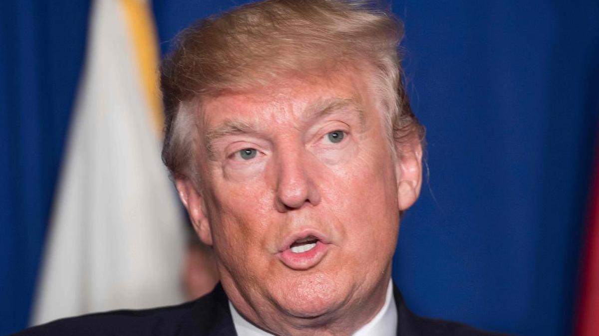 El presidente estadounidense, Donald Trump, habla mientras participa en una reunión de veteranos en la cumbre de líderes de la Cooperación Económica Asia-Pacífico (APEC) en la ciudad vietnamita central de Danang el 10 de noviembre de 2017.