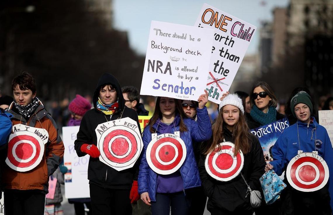 Estudiantes de Centreville, Virginia, muestran carteles a su llegada a Washington el sábado 24 de marzo para participar en las protestas contra la violencia con las armas.