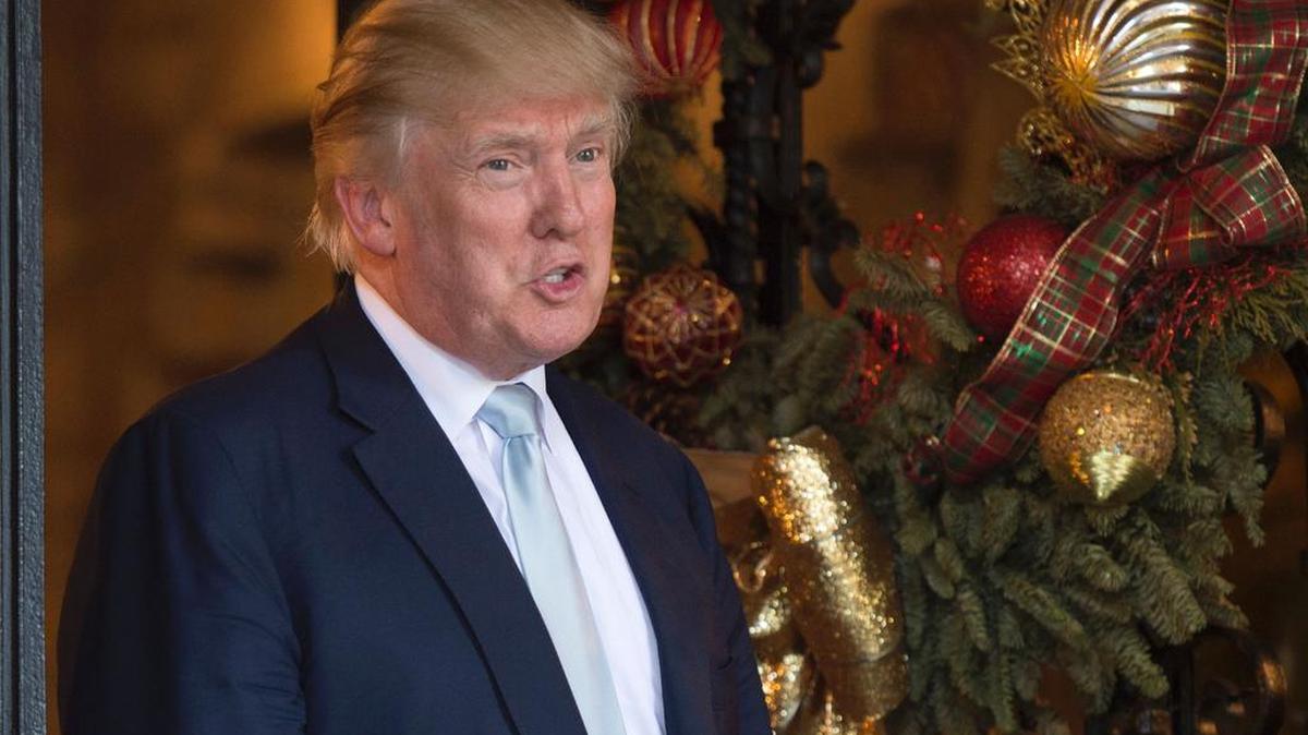 El presidente electo de Estados Unidos, Donald Trump, conversa con periodistas el 28 de diciembre de 2016 en Mar-a-Lago en Palm Beach, Florida.