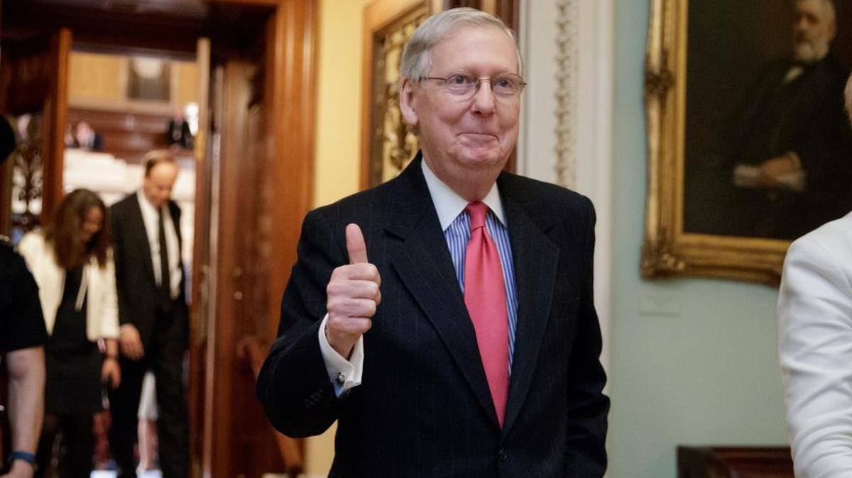 MITCH MCCONNELL, líder de la mayoría en el Senado, sale de ese foro en el Capitolio este jueves tras invocar un cambio de reglas para aprobar la nominación de Gorscuh.