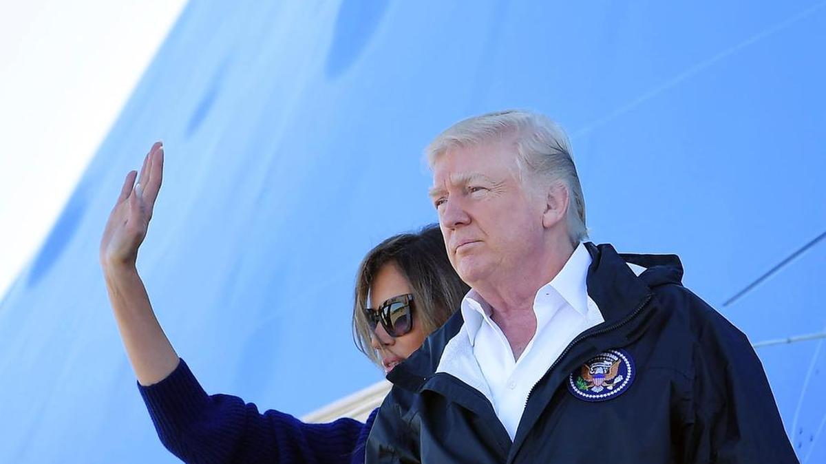 Presidente estadounidense Donald Trump y Primera Dama Melania a bordo del avión presidencial antes de partir de la Base de la Fuerza Aérea Andrews en Maryland en ruta Puerto Rico el 3 de octubre de 2017.