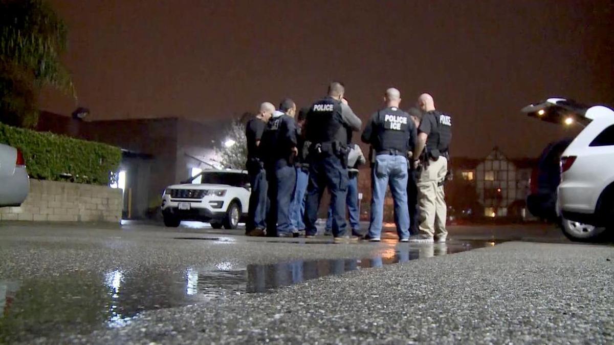 Captura de pantalla de video de las operaciones de Inmigración y Aduanas (ICE, por sus siglas en inglés) en Los Ángeles el 13 de febrero de 2017. Foto de archivo.