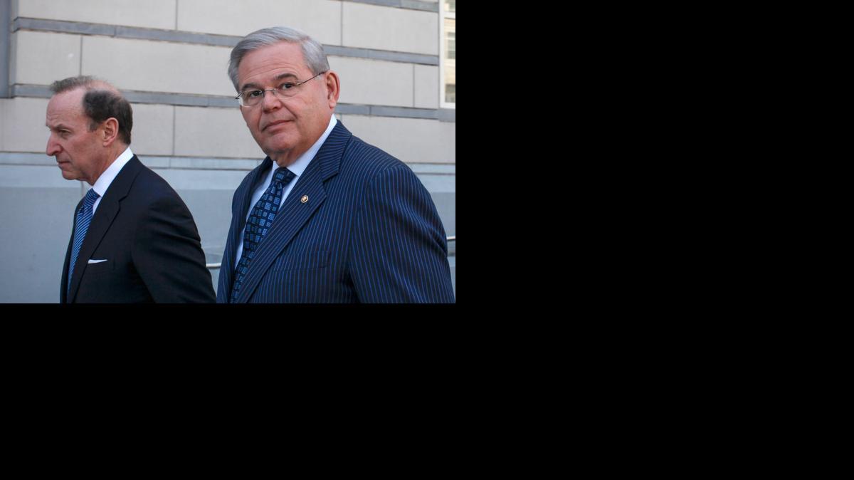 
El senador federal Bob Menéndez (der.), demócrata de Nueva Jersey, sale de la corte federal acompañado de su abogado Abbe Lowell el jueves 2 de abril, en Newark, Nueva Jersey. 
