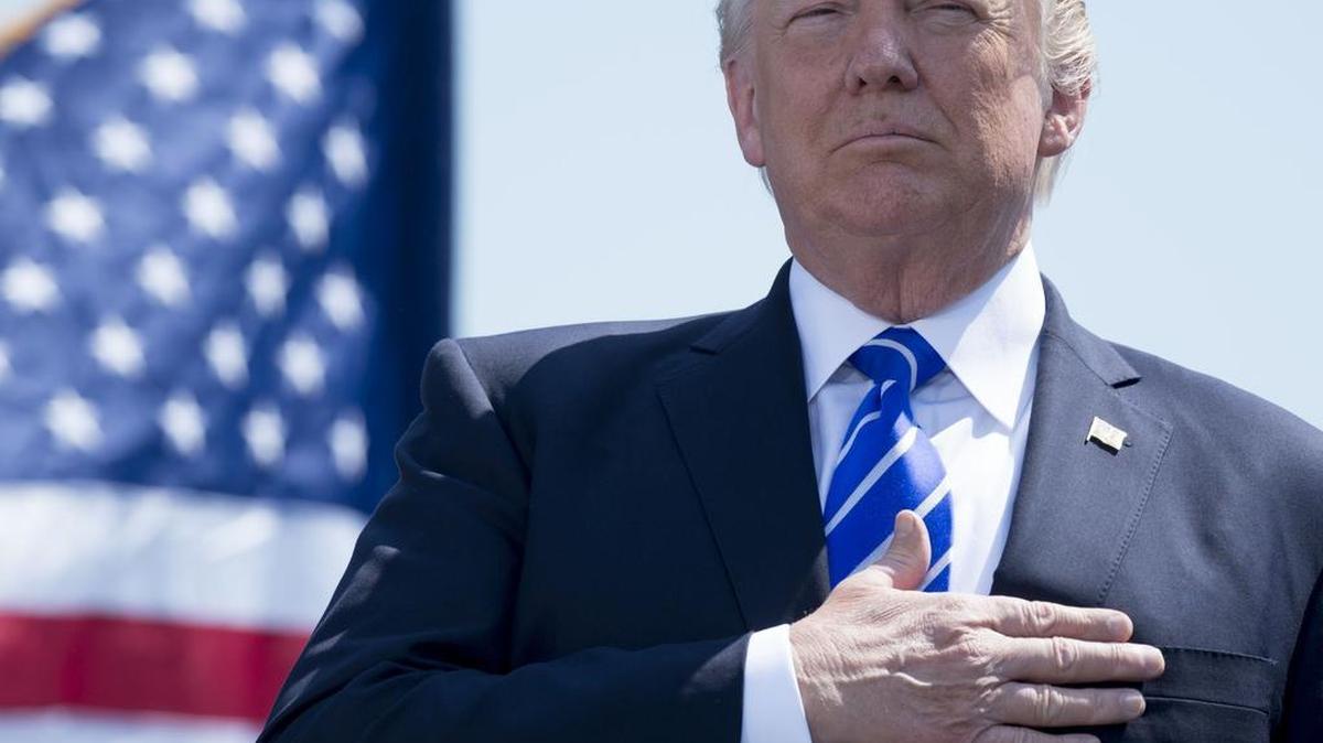 El presidente de Estados Unidos, Donald Trump durante la Ceremonia de Inicio de la Academia de la Guardia Costera de los Estados Unidos en New London, Connecticut, el 17 de mayo de 2017. /