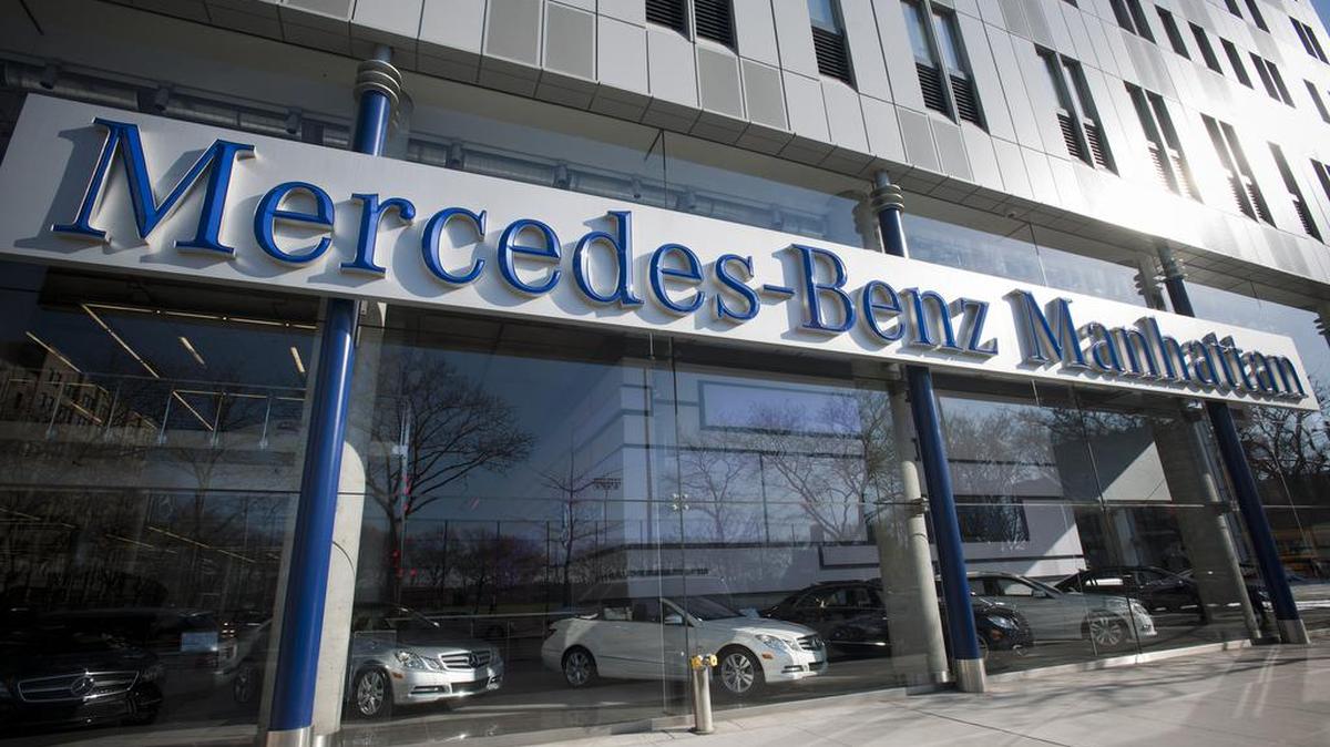 El concesionario insignia de Mercedes-Benz en Manhattan se ve en su nuevo edificio en el barrio Hell’s Kitchen de Nueva York.