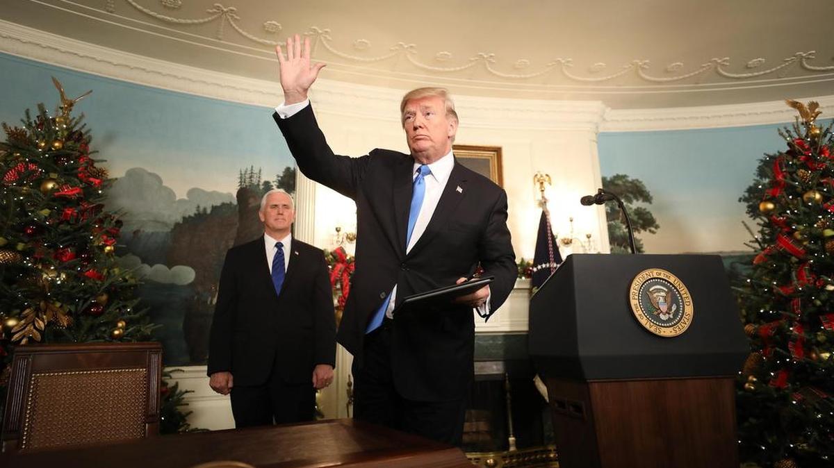 El presidente de EE.UU., Donald Trump, firma su proclamación en la sala de recepciones diplomáticas de la Casa Blanca, en Washington, EEUU, el 6 de diciembre del 2017, con el que confirmó que su país reconocerá a partir de ahora a Jerusalén como capital de Israel, una medida que promete generar tensiones en Oriente Medio y reducir las posibilidades de un proceso de paz entre israelíes y palestinos.