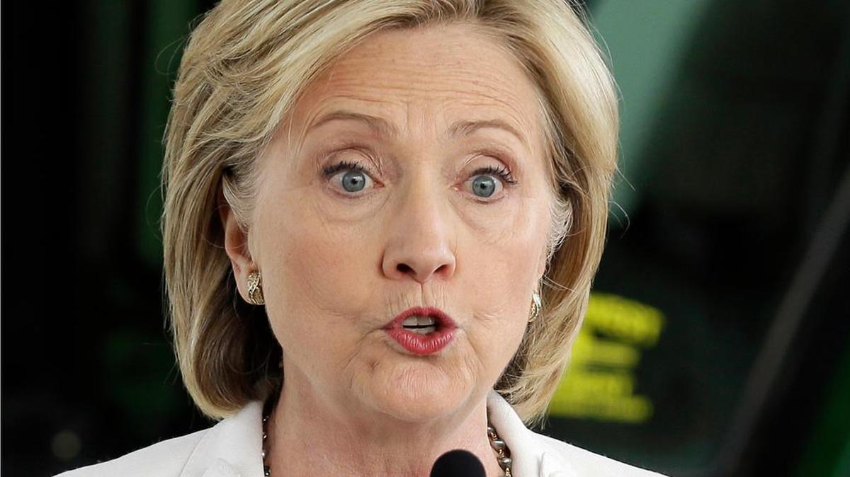 
La precandidata demócrata a la Casa Blanca Hillary Clinton pidió el viernes disculpas por la controversia suscitada por haber usado un servidor privado para los correos electrónicos que enviaba.
