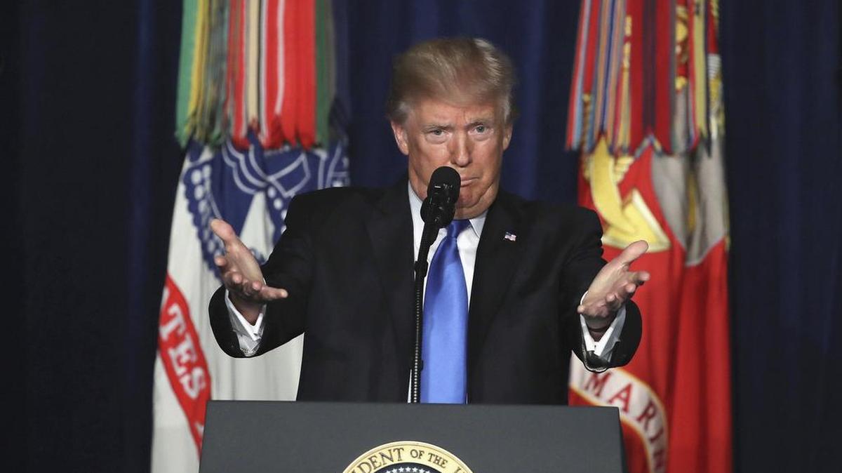 El presidente estadounidense Donald Trump habla hoy, lunes 21 de agosto de 2017, sobre la participación militar estadounidense en Afganistán, desde la base militar de Fort Myer, en Arlington, Virginia (Estados Unidos).