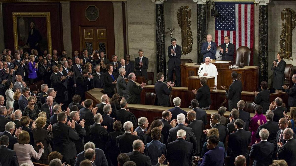 
El papa Francisco (c) junto con el vicepresidente de EEUU, Joe Biden (c-i) y el presidente de la Cámara de Representantes, el republicano John Boehner (c-d) durante su discurso en el Congreso en Washington DC, Estados Unidos hoy, 24 de septiembre de 2015.
