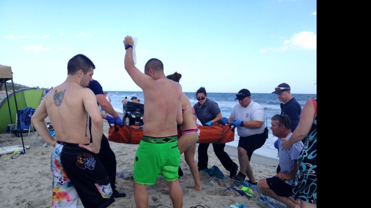 
Voluntarios y personal de emergencia asisten a una joven el 27 de junio en Oak Island, Carolina del Norte.
