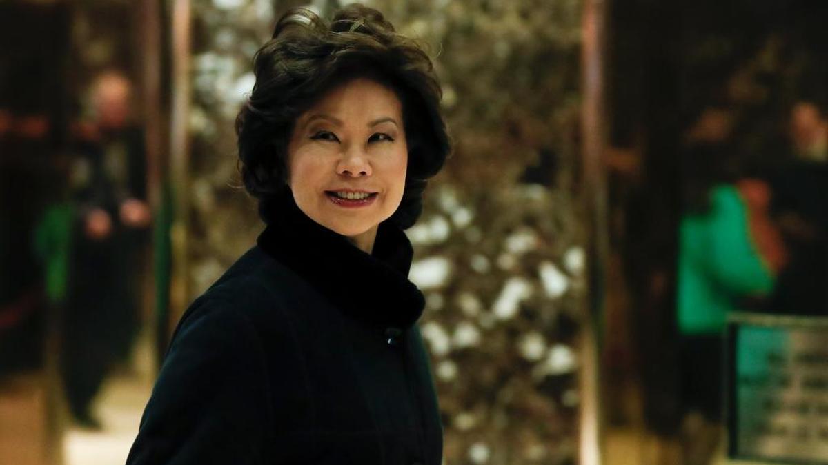 La ex secretaria de Trabajo Elaine Chao llega a Trump Tower el lunes 21 de noviembre de 2016 en Nueva York para reunirse con el presidente electo Donald Trump.