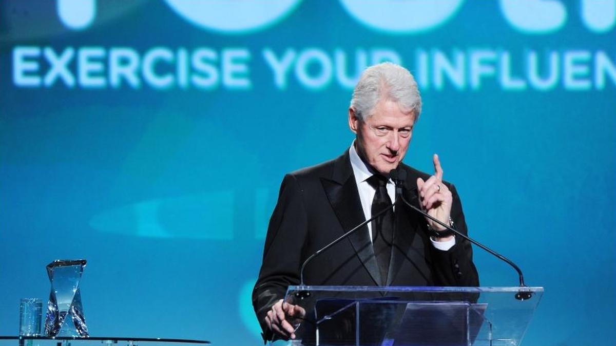 El ex presidente Bill Clinton pronuncia un discurso en el Intrepid Sea-Air-Space Museum en Nueva York, el 6 de diciembre del 2017.