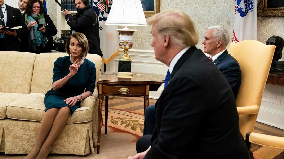 Nancy Pelosi y el presidente de los Estados Unidos, Donald Trump, discuten antes de una reunión en la Casa Blanca el 11 de diciembre de 2018 en Washington, DC.