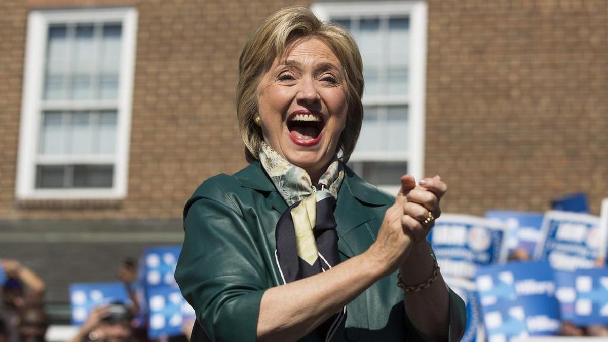 La exsecretaria de Estado y aspirante a la candidatura presidencial demócrata para la Casa Blanca, Hillary Clinton, durante un acto electoral celebrado en Alexandria, Virginia, Estados Unidos, hoy 23 de octubre de 2015.
