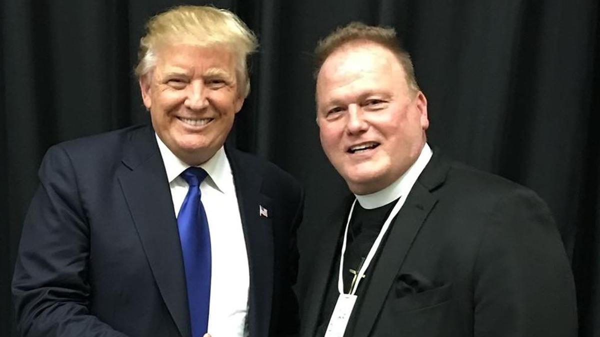 El representante de Kentucky Dan Johnson acompañado del entonces candidato presidencial Donald Trump, en un evento de octubre del 2016 en Louisville, Kentucky.