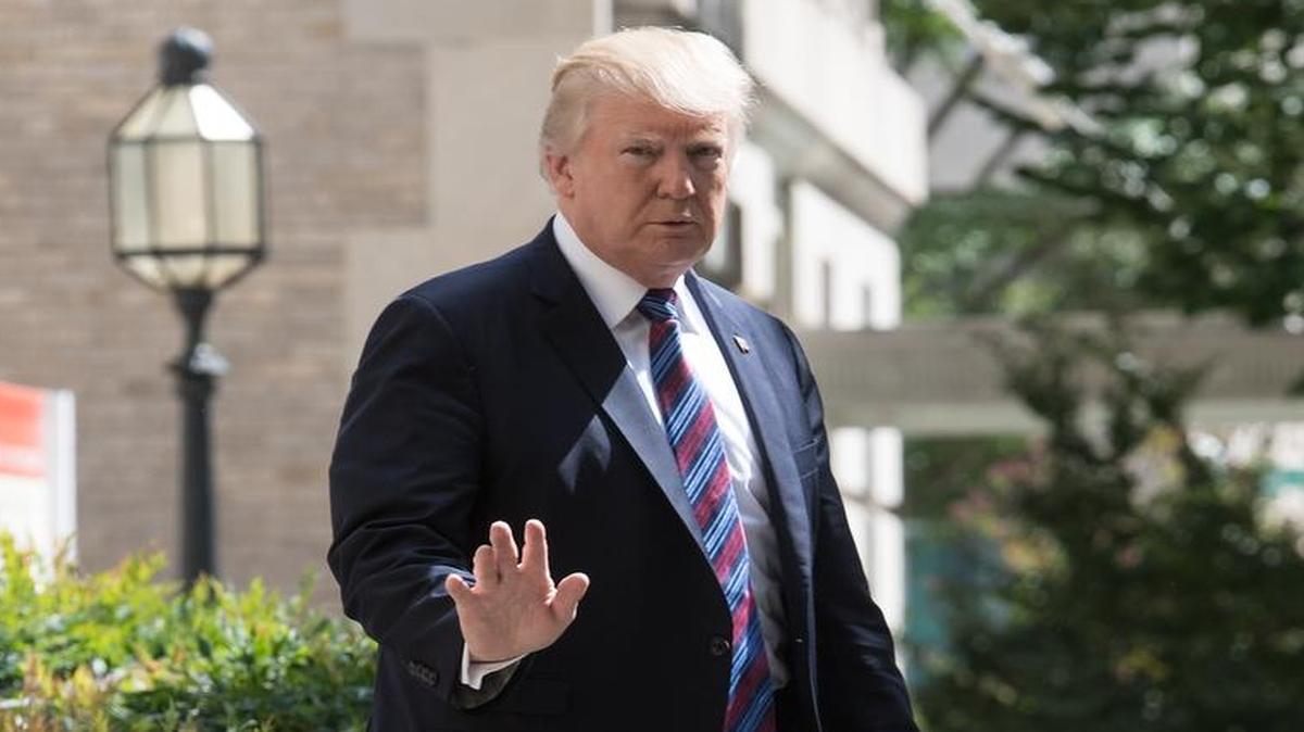 El presidente de los Estados Unidos, Donald Trump, saluda a la prensa mientras sale de la Iglesia Epicopal de San Juan, en Washington, DC, el 3 de septiembre de 2017.