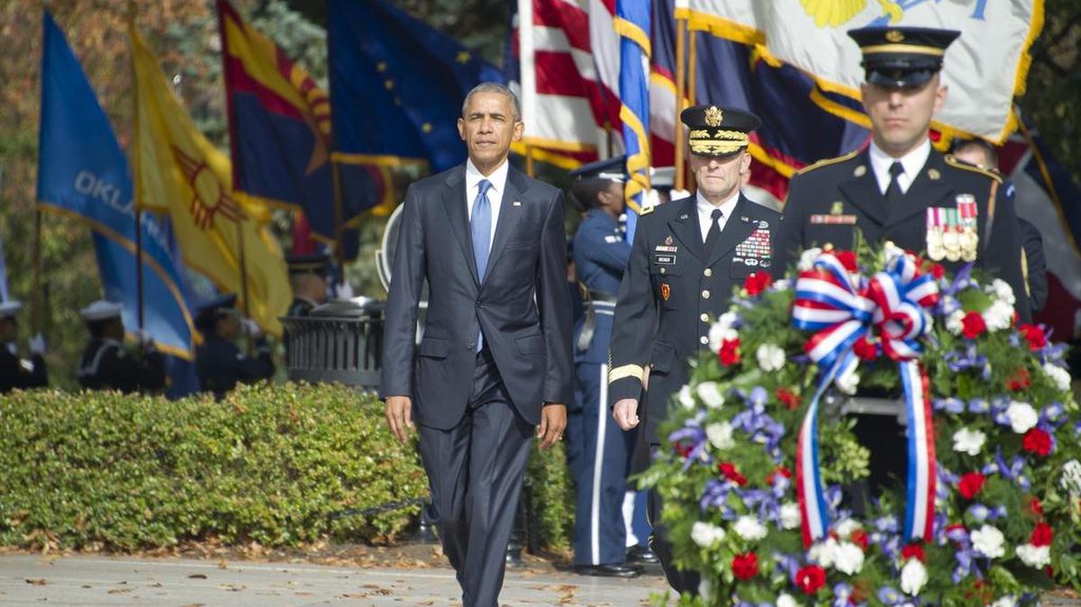 El presidente estadounidense, Barack Obama (i), y el general división A. Becker (c-d), comandante del distrito de Washington, a su llegada al Cementerio Nacional de Arlington para depositar una corona en la Tumba al Soldado Desconocido durante el Día de Los Veteranos en Arlington de Virginia, Estados Unidos, hoy 11 de noviembre de 2016.
