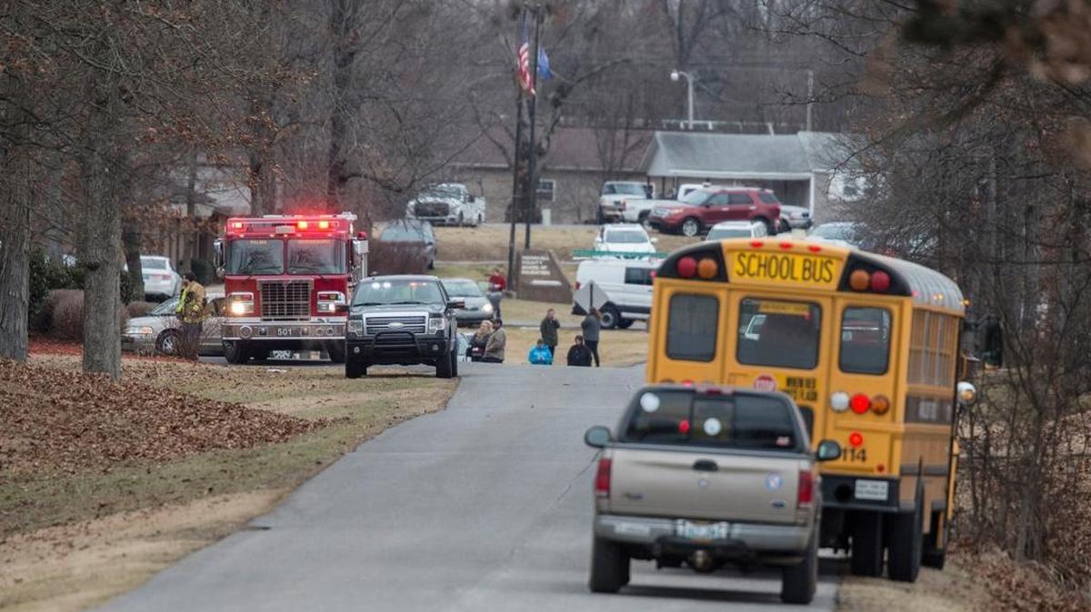 Equipos de emergencia en la escuela secundaria Marshall County High School después de un tiroteo que dejó dos muertos en Benton, Kentucky.