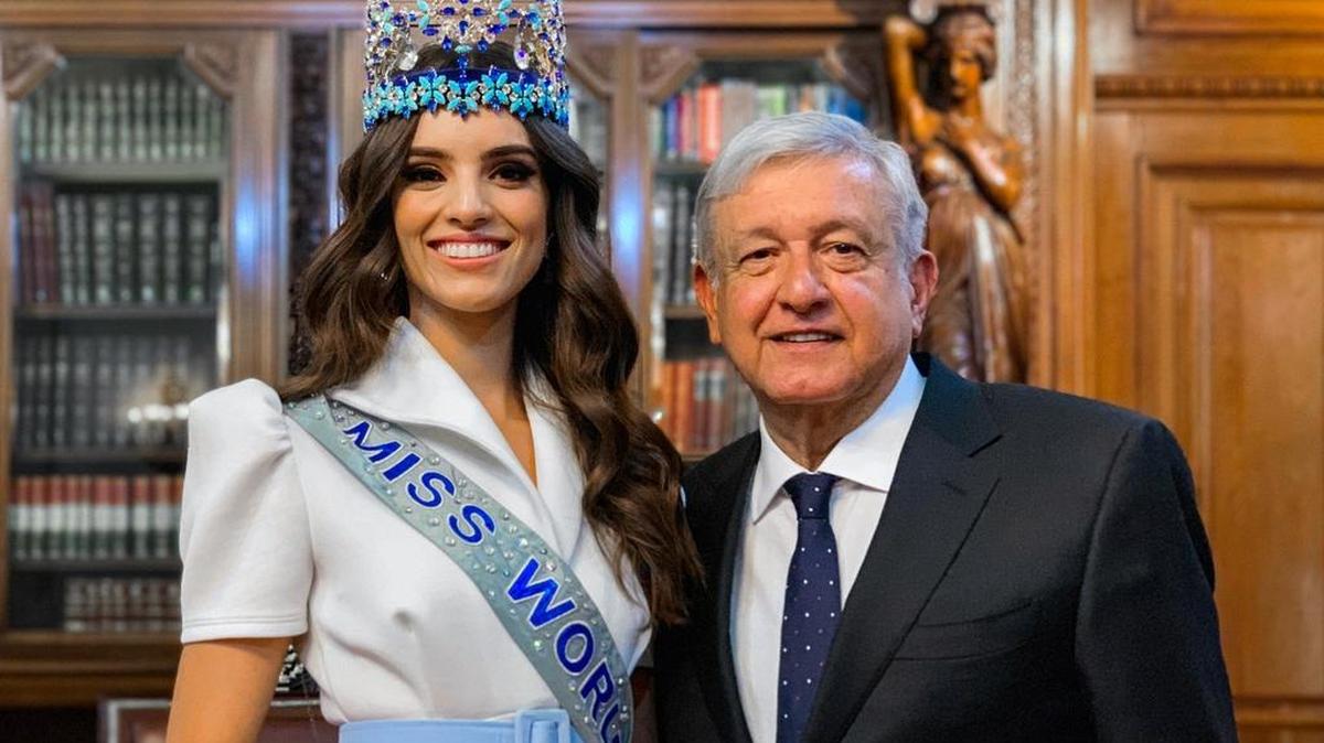 Fotografía cedida por la Presidencia de México, del presidente Andrés Manuel López Obrador durante un encuentro con Miss Mundo 2018, Vanessa Ponce de León, en Ciudad de México.
