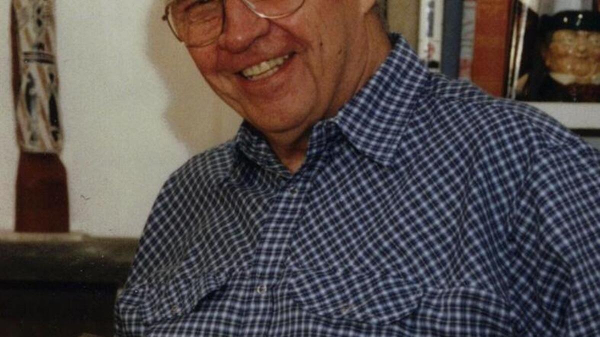 El doctor Donald Henderson muestra su Medalla Presidencial de la Libertad. Foto de archivo.