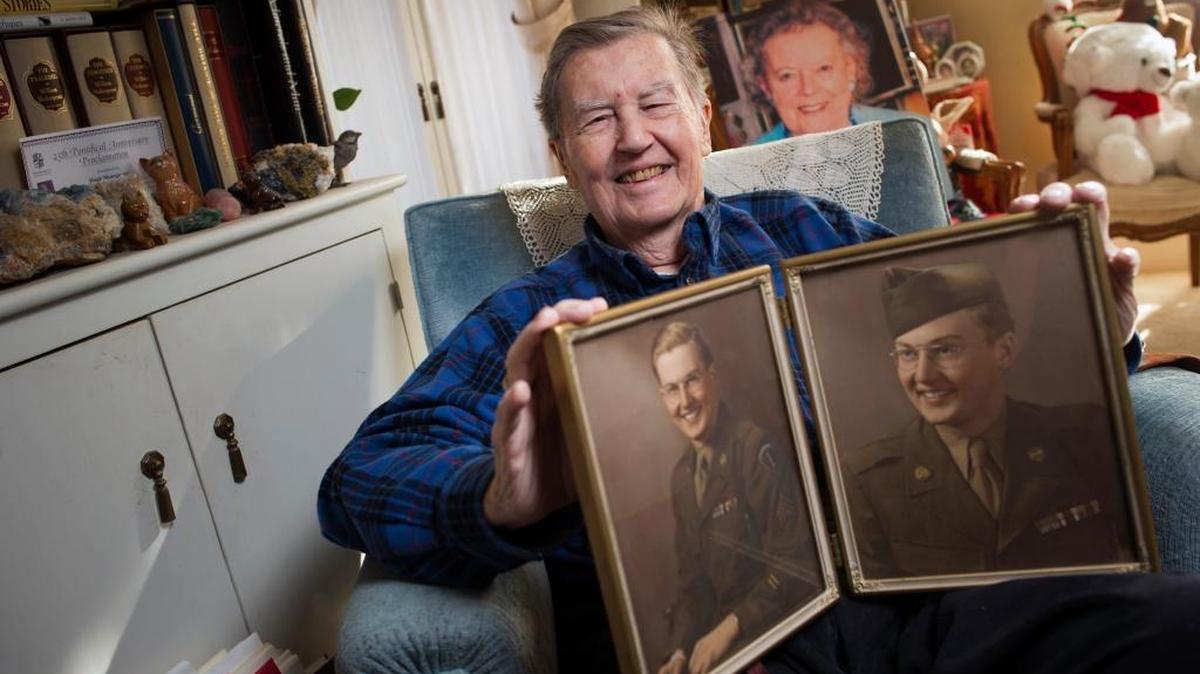 Hugh Montgomery, en su casa en McLean, Virginia, muestra fotografías suyas tomadas en 1943. Al fondo, se puede ver una foto de su esposa Annemarie, fallecida.