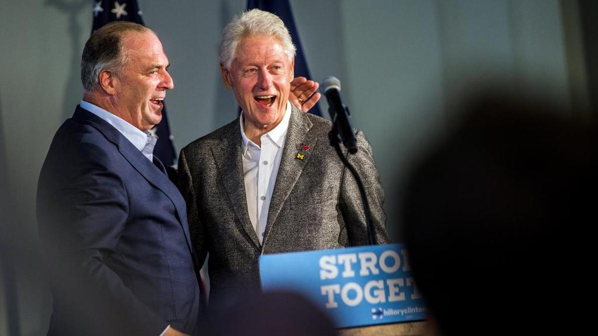 Las declaraciones del ex presidente Bill Clinton dieron el martes más munición a la campaña del candidato republicano, Donald Trump.