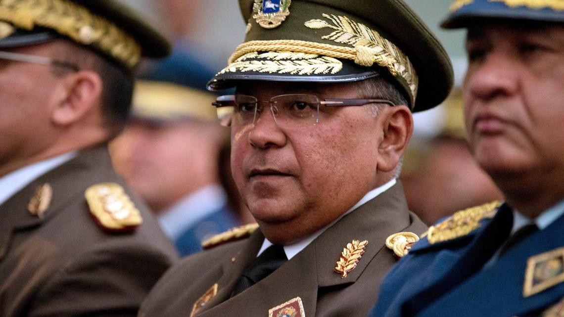 El general Néstor Reverol, al centro, asiste a una ceremonia militar en Caracas en diciembre del 2015.