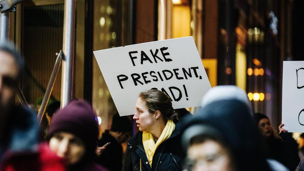 Un grupo de personas protestan a las afueras de la Torre y el Hotel Internacional Trump el jueves 19 de enero de 2017, en el centro de Manhattan, Nueva York (Estados Unidos), un día antes de la toma de posesión del presidente electo Donald Trump.