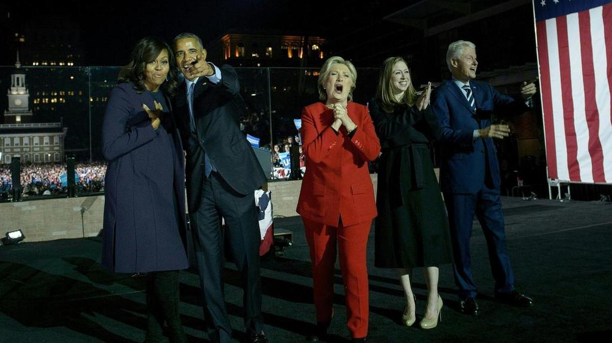 La primera dama de los Estados Unidos, Michelle Obama, el presidente Barack Obama, la candidata demócrata a la presidencia Hillary Clinton, y Bill Clinton saludan a la multitud durante un evento en Filadelfia, Pensilvania.