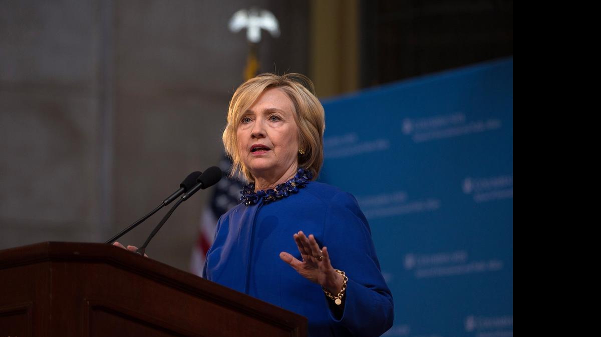 
Hillary Clinton desglosó cómo el coste de las cárceles asciende a $80,000 millones al año, lo que supone que un reo cuesta al año una media de entre $30,000 y $60,000 según los estados.
