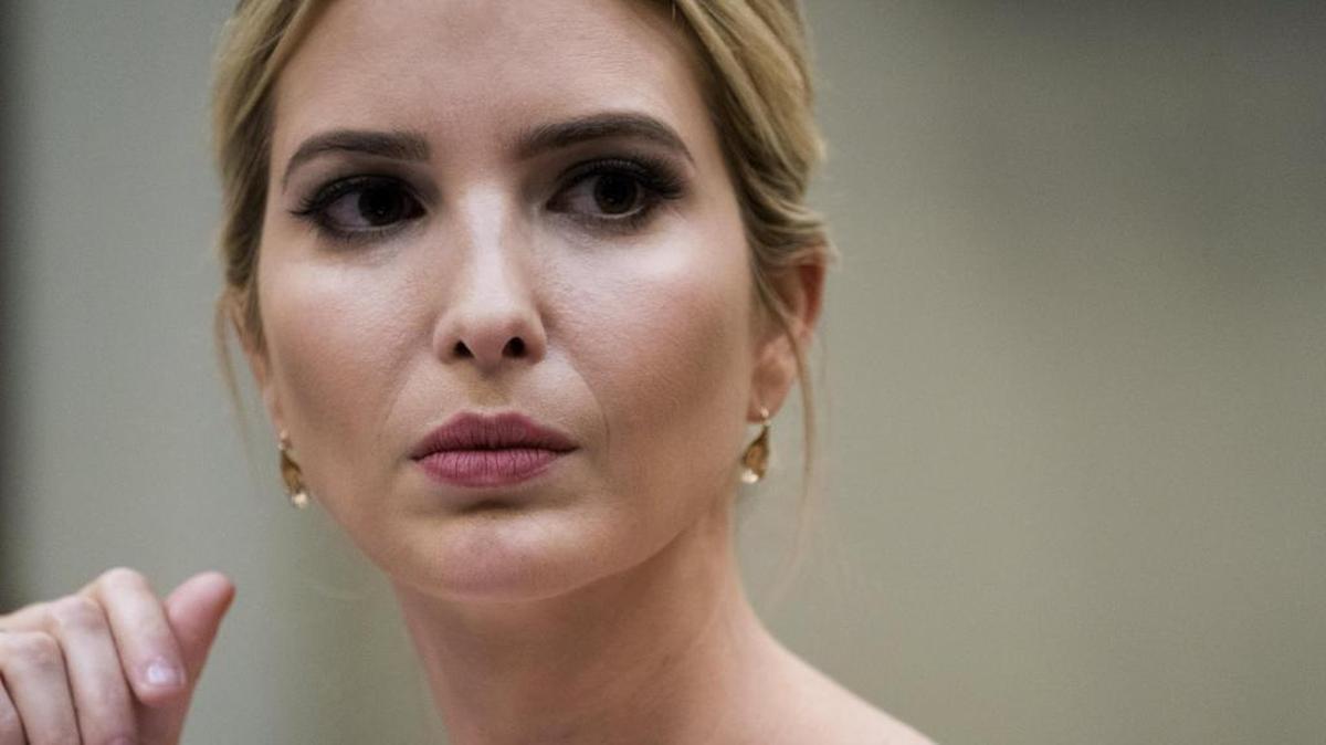Ivanka Trump (dcha), hija y consejera del presidente estadounidense Donald Trump, participa en un encuentro con esposas demilitares en la sala Roosevelt de la Casa Blanca en Washington DC (Estados Unidos) el 2 de agosto de 2017.