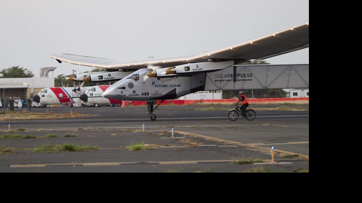 
No se trató solamente del viaje más largo que realiza un avión alimentado con energía solar, sino que además el aviador batió el récord de vuelo en solitario más largo del mundo.
