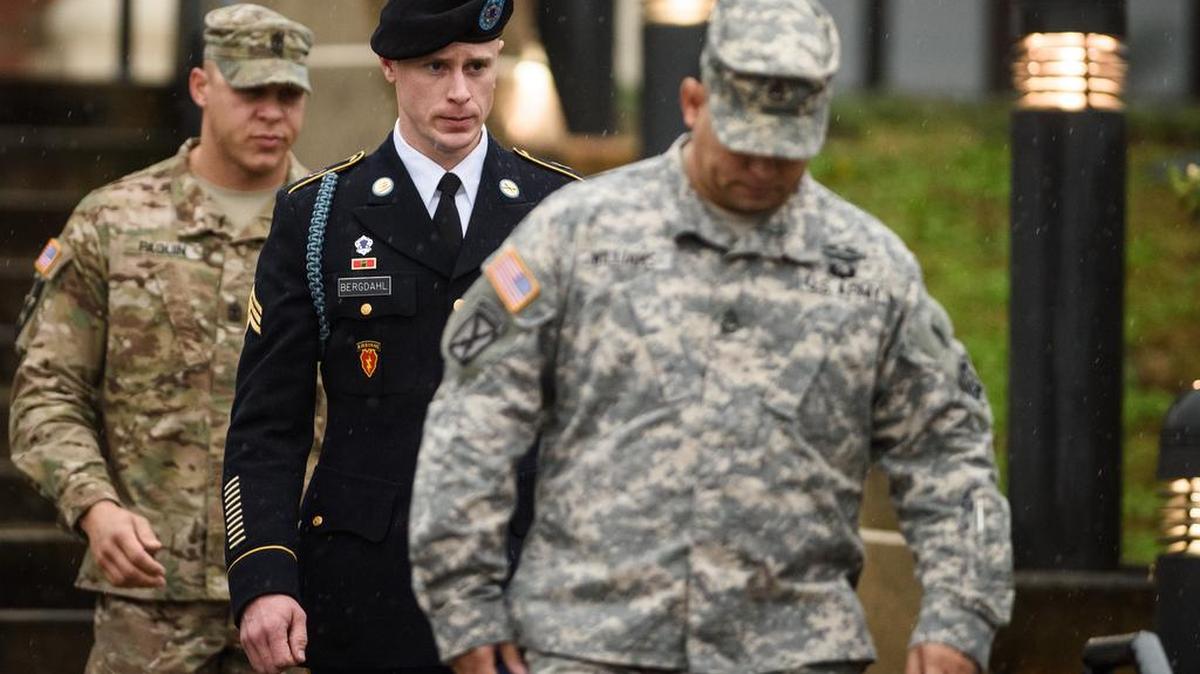 El sargento Bowe Bergdahl compareció el martes brevemente ante un juez militar para iniciar un proceso por el que podría ser declarado culpable de deserción y ser condenado a cadena perpetua.