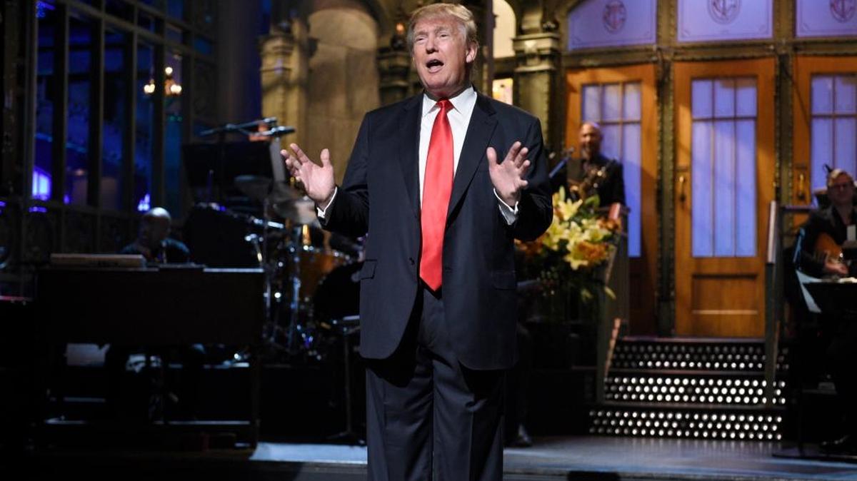 El precandidato republicano Donald Trump durante un monólogo en el programa de NBC “Saturday Night Live”. 
