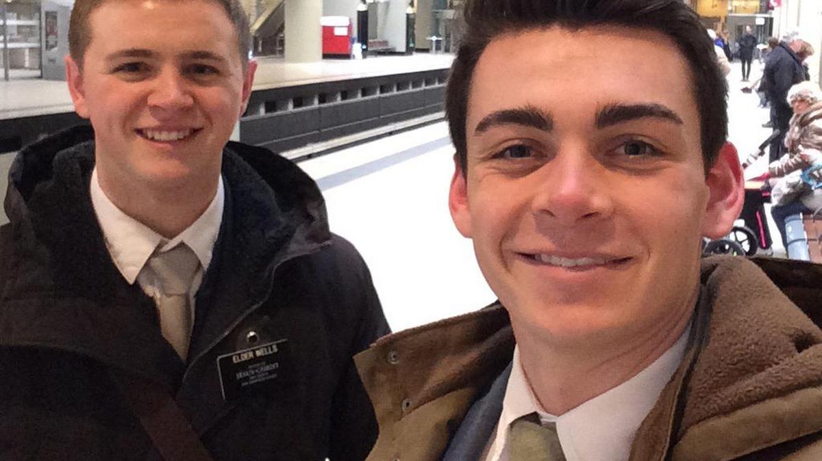 Esta foto sin fecha suministrada por Chad Wells muestra a los misioneros Mason Wells, 19, de Sandy, Utah, izquierda, y José Empey, 20, de Santa Clara, Utah. Ambos resultaron heridas en la explosión del martes en el aeropuerto de Bruselas.