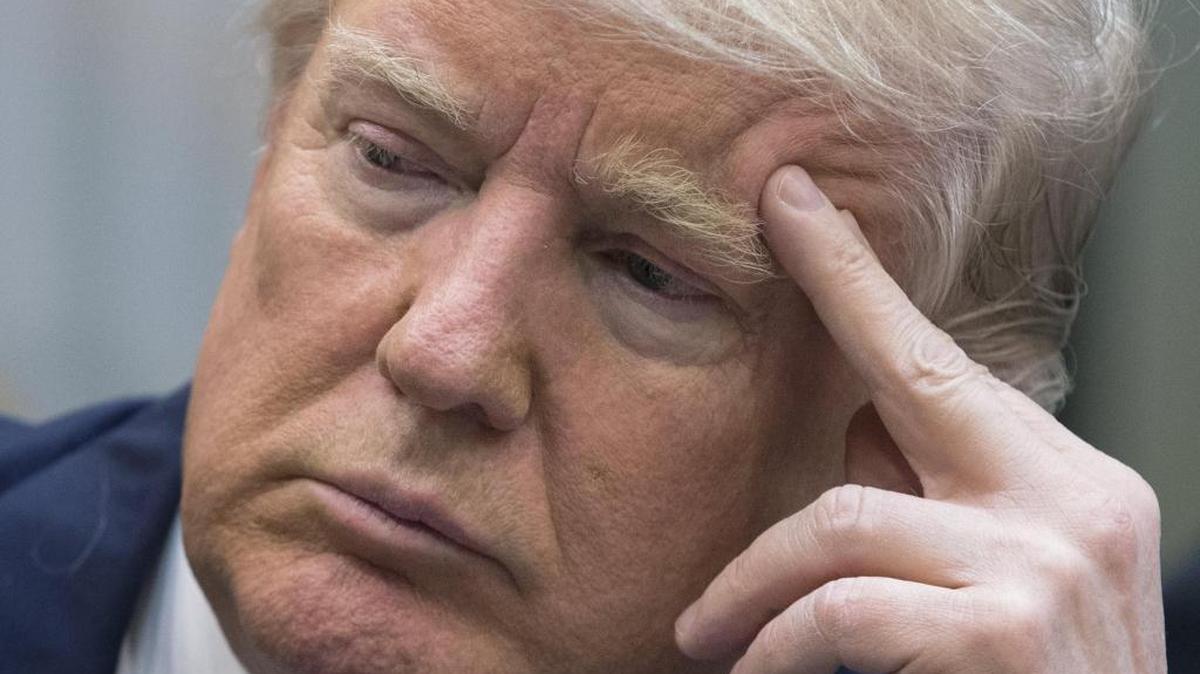 El presidente estadounidense, Donald Trump, asiste a una reunión sobre sanidad en la sala Roosevelt de la Casa Blanca, en Washington, Estados Unidos, el 13 de marzo de 2017. El presidente, Donald Trump, aseguró hoy que el nuevo plan de salud propuesto por los republicanos permitirá a los estadounidenses elegir a los doctores y los planes de cobertura que prefieran, y que los costes de los seguros médicos empezarán a bajar ‘en un año o dos’.