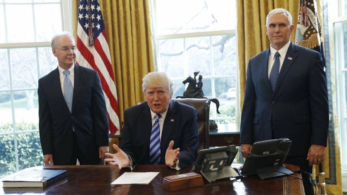 Presidente Donald Trump, con el Secretario de Salud y Servicios Humanos Tom Price, a la izquierda, y el vicepresidente Mike Pence, se reúne con los miembros de los medios de comunicación en relación con el proyecto de ley de reforma sanitaria este viernes 24 de marzo de 2017 en la Oficina Oval de la Casa Blanca En Washington.