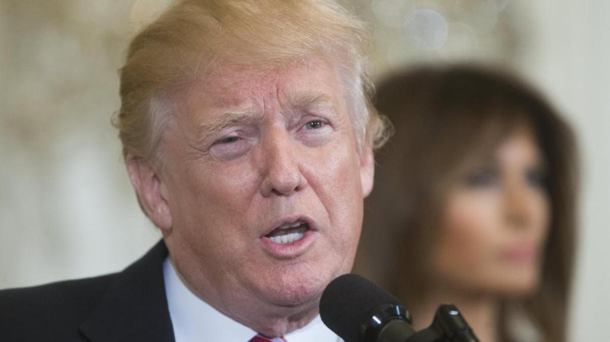 El presidente estadounidense, Donald J. Trump (i), habla durante una recepción en honor del Mes Nacional de Historia Afroamericana junto a la primera dama Melania Trump (d) el martes 13 de febrero de 2018, en la Sala Este de la Casa Blanca, en Washington, DC.