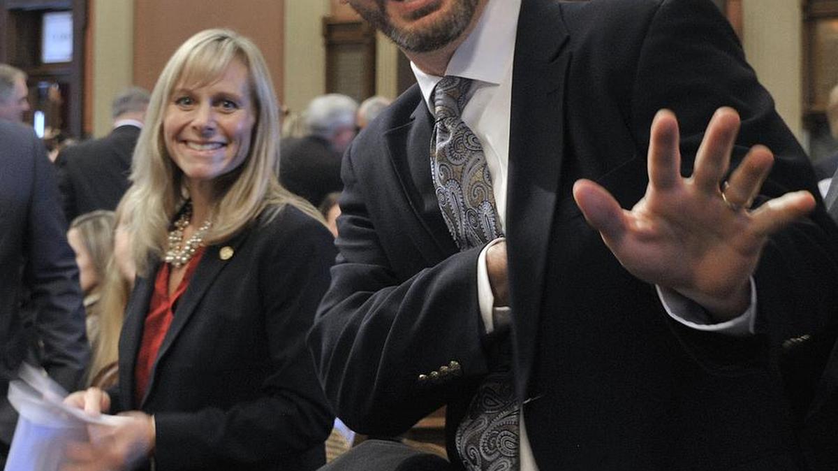 
Los representantes Cindy Gamrat (izq.) y Todd Courser en el recinto de la asamblea estatal de Michigan, en Lansing. 
