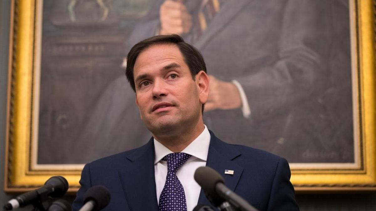 El senador Marco Rubio responde a reporteros en rueda de prensa en el Capitolio en Washington, el 26 de septiembre.