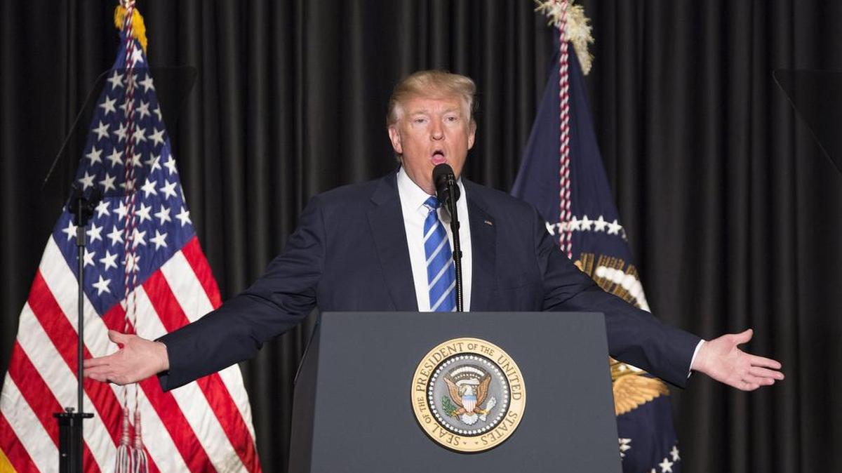 El presidente estadounidense, Donald Trump, pronuncia su discurso durante la reunión de invierno de la Asociación de Jefes de Ciudades Principales (MCCA, por sus siglas en inglés), en Washington, Estados Unidos, el 8 de febrero de 2017.