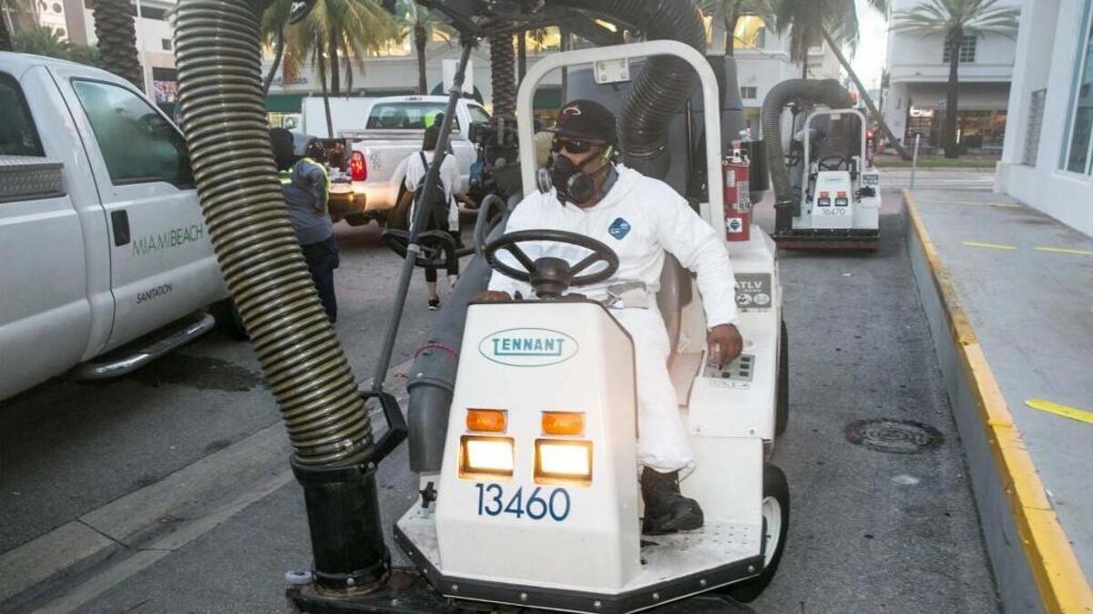Un empleado de sanidad de Miami Beach trabaja en la limpieza de un área de South Beach, donde saltó la alarma por varios casos de zika.