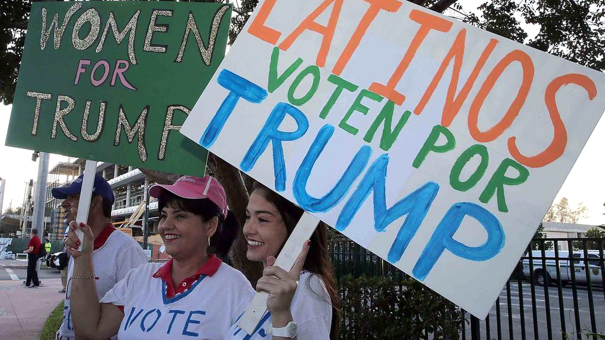 Carolina Maestre (i) y Jessica León muestran su apoyo por el candidato republicano Donald Trump, el jueves 10 de marzo en la Universidad de Miami. 