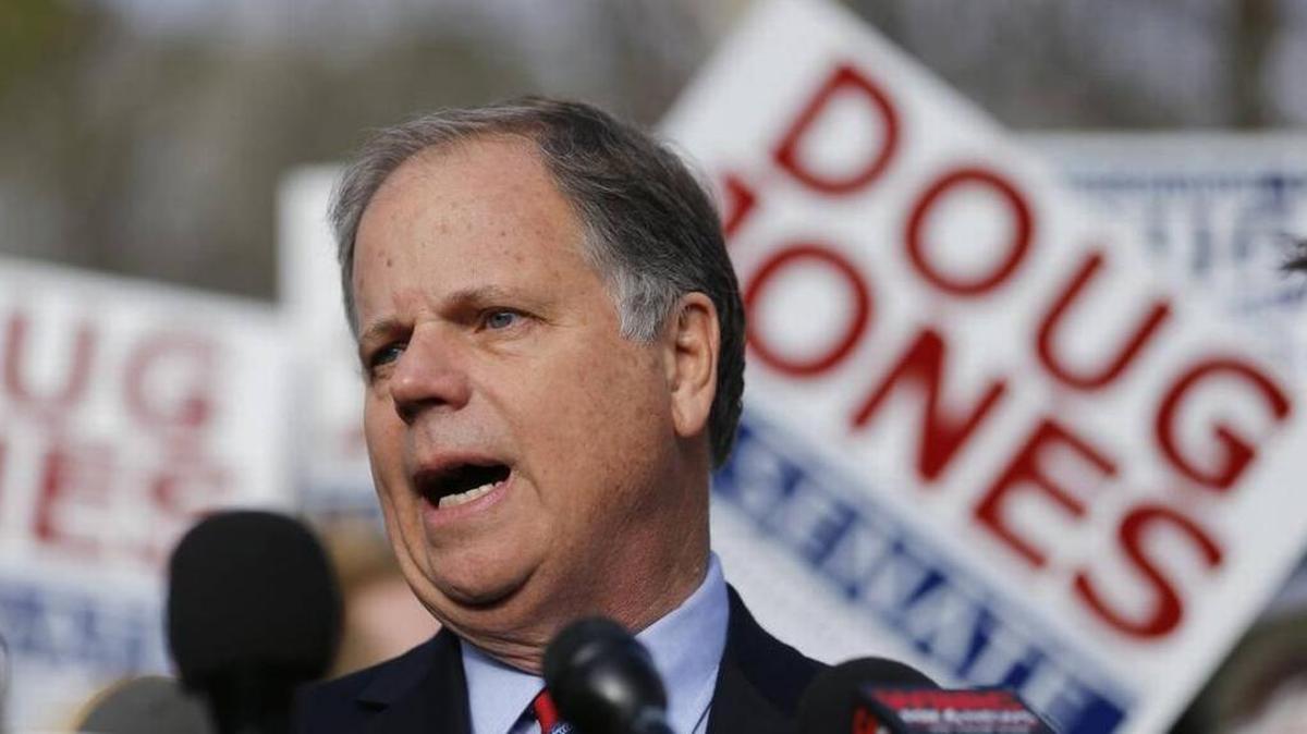 El demócrta Doug Jones ganó las elecciones de este martes al Senado por Alamana, en Mountain Brook, Alabama.