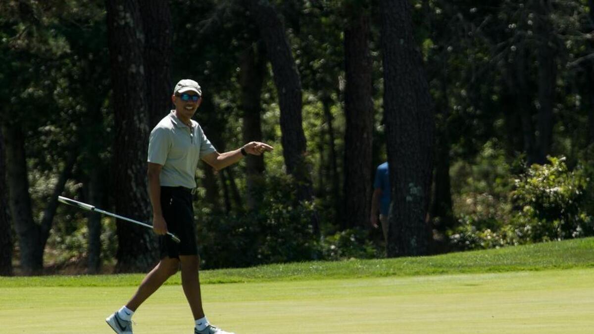 El presidente estadounidense, Barack Obama juega al golf en el primer día de sus vacaciones de dos semanas en Massachusetts el 7 de agosto de 2016.