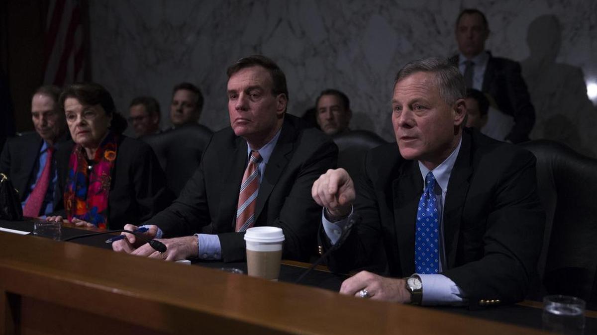 El presidente del Comité de Inteligencia del Senado, el senador republicano Richard Burr (d), su vicepresidente, el demócrata por Virginia, Mark Warner (c) y la senadora demócrata por California, Diane Feinstein (i) en el Capitolio en Washington, Estados Unidos, el 12 de enero de 2017.