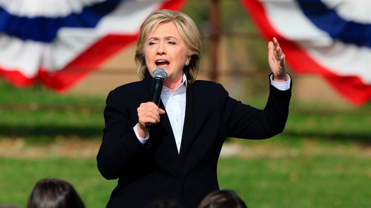 La precandidata demócrata Hillary Rodham Clinton habla en Westfair Amphitheater en Council Bluffs, Iowa.