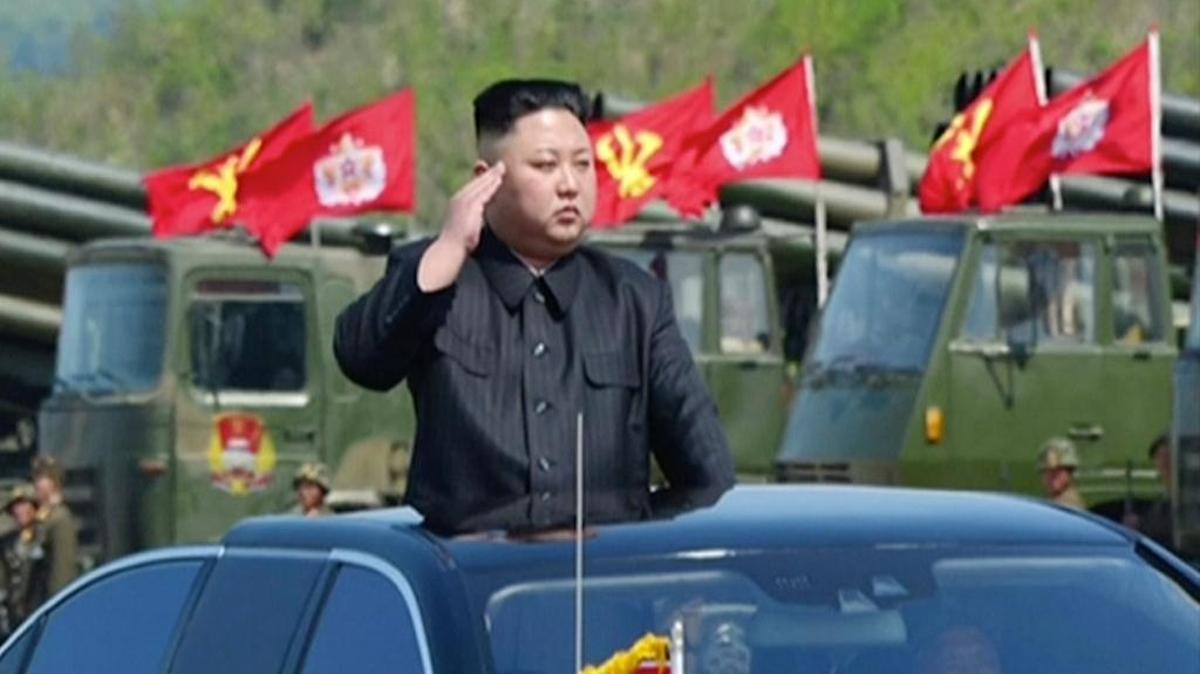 Kim Jong Un, líder de Corea del Norte, en un desfile para celebrar el 85 aniversario del ejército, en Wonsan, Corea del Norte.