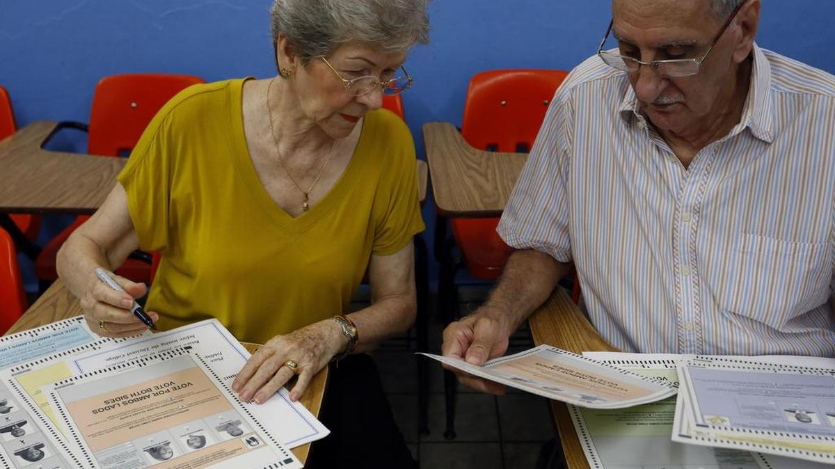 Miles de personas votaron, este domingo 5 de junio, en las elecciones primarias en Puerto Rico, con miras a las elecciones Generales de octubre de este año. La jornada electoral en Puerto Rico arrancó sin incidentes, aunque la campaña de Sanders denunció que no se les había permitido el acceso a los centros penitenciarios, donde miles de presos pudieron votar el sábado.