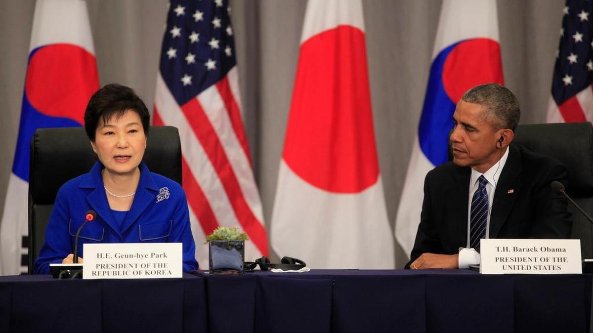 El presidente de EEUU, Barack Obama (der.), participa el jueves en una reunión con la presidenta surcoreana, Park Geun-hye (izq), durante la Cumbre de Seguridad Nuclear en Washington.
